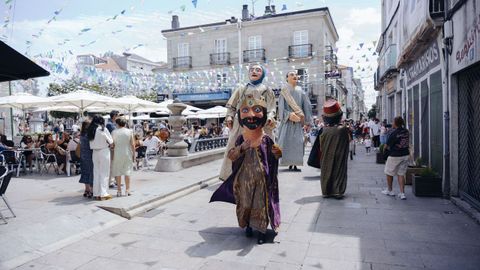 Gigantes y cabezudos en Xinzo por las fiestas de Santa Mariña
