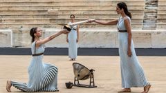 La actriz griega Xanthi Georgiou (dcha), en el papel de Suma Sacerdotisa, participa en la ceremonia de encendido la llama olmpica para los Juegos Olmpicos de la Juventud Buenos Aires 2018 en el Estadio Panatinaico de Atenas, Grecia