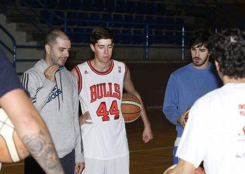 Alberto G�mez dirigiendo un entrenamiento del CB Chantada esta temporada. 