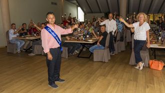 Jos� Mar�a, en primeiro termo, acompa�ado polos seus compa�eiros na festa-homenaxe. �A xente desmotivada faiche sacar o mellor de ti. � unha das nosas funci�ns, sacar de cada o alumno o mellor que pode dar ou ver que � v�lido para outra cousa�, di o docente ponteces�n aos seus 61 anos.