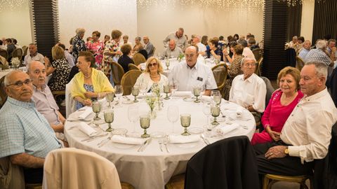 Comida jubilados de Agui�o en restauraci�n Chicolino, Boiro