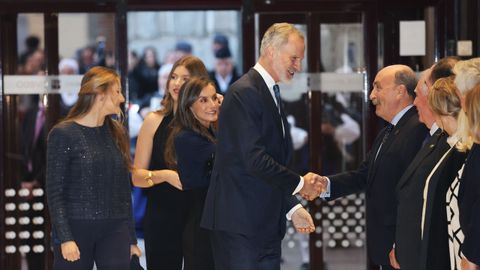 La Familia Real el Rey Felipe IV, la Reina Letizia, la Princesa Leonor y la Infanta Sofa llegan al Auditorio Palacio de Congresos para asistir al XXXIII Concierto Premios Princesa de Asturias