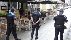 Agentes de la Polic�a Local de Ferrol controlando el uso de la mascarilla en las terrazas de la calle Real