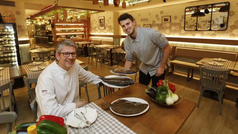 A Noiesa. Santiago. Juan Carlos Somoza y su hijo Sebastin en el comedor de A Noiesa, el restaurante abierto en la ra do Franco en el verano del 2019 que ya es una referencia en la hostelera compostelana. La filosofa de esta casa de comidas es adaptarse al cliente con independencia de lo que quiera gastar o el formato que elija, porque un da es la familia la que comparte y otro es una pareja la que se da un homenaje. 