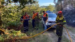 Voluntarios de Protecci�n Civil de Cerdedo-Cotobade en un incendio forestal