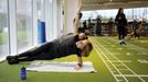 Una mujer participa en una clase de entrenamiento funcional en el gimnasio Metropolitan de La Solana. Imagen de archivo. 