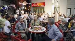 Clientes en una terraza de Chantada durante las fiestas de agosto del a�o 2010. 