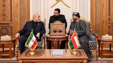 A la izquierda, el presidente del parlamento iran� Mohammad Bagher Ghaibaf, en su visita a Om�n.