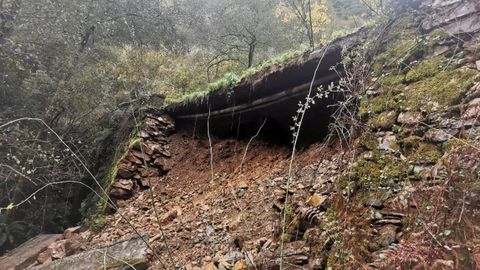 El desprendimiento de tierra se produjo a la altura del kilmetro 5 de la carretera provincial LU-P-5303