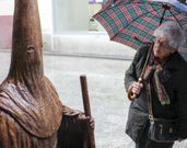 La nueva escultura atrae a personas de todas las edades. 