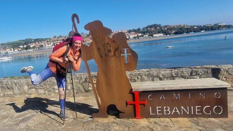 Anais, haciendo el Camino de Santiago, en el que solo se ha llegado a sacar un par de fotos como recuerdo. «¡Vaya  influencer  estoy hecha!», comenta entre risas.