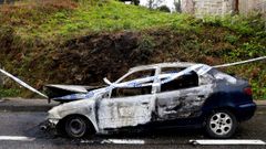 Un veh�culo calcinado en una calle de Vigo, en una imagen de archivo. 