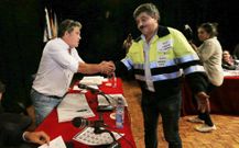 El presidente del comit� de f�brica, Pedro Soto, salud� al alcalde antes de tomar la palabra en el pleno de la corporaci�n. 