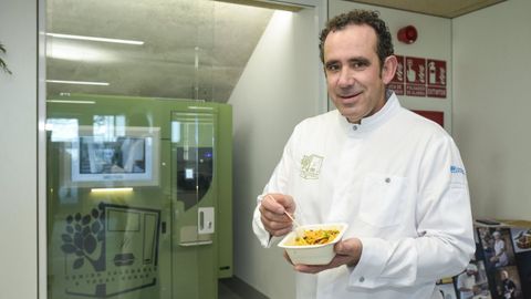 El profesor Paco Moreno, con uno de los platos saludables que salen de la máquina expendedora del CIFP Carlos Oroza de Pontevedra, el pasado diciembre