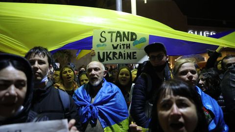 Manifestantes pro Ucrania se renen durante una protesta contra la reciente escalada entre Rusia y Ucrania, frente a la embajada rusa en Tel Aviv, IsraeL.