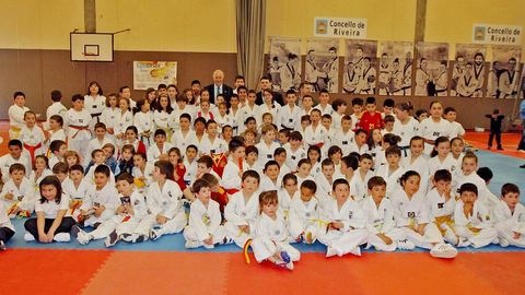 VISITA DE VICENTE DEL BOSQUE A RIBEIRA PARA RECIBIR PREMIO DEL CLUB DE TAEKUONDO NATURAL SPORT VIDELGI. NI�OS DEL NATURAL