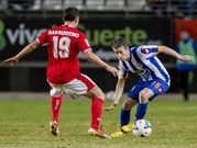 Luisinho intenta superar a Iv�n Moreno, que ech� una mano a sus compa�eros de la zaga murciana para frenar el ataque del D�por.