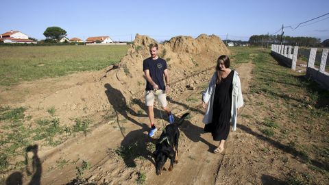 Andrs y Rosala Souto, jvenes emprendedores, en la finca, que ya tiene el cierre