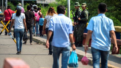 Cientos de venezolanos cruzan a diario la frontera con Colombia en busca de comida y medicinas o con la intenci�n de emigrar para lograr recursos para enviar a los que se quedan en el pa�s