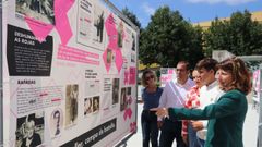 La diputada Sol Agra, acompaada por el alcalde, Luis Prez Barral, y el edil Francisco Surez-Puerta, durante la visita a la exposicin.