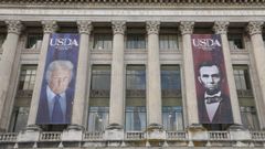 Dos grandes carteles con la imagen de Donald Trump y de Abraham Lincoln cuelgan en la fachada del edificio de la secretara de Agricultura