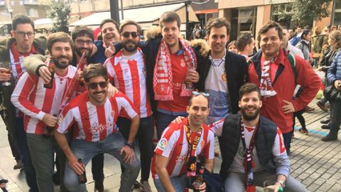 Aficionados del Sporting y Cultural se mezclan en el barrio de La Arena
