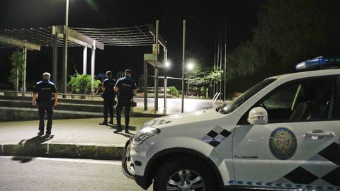 Vigilancia de la polic�a local durante una noche de movida en Santiago