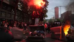 Varias personas levantan barricadas y queman contenedores en la marcha convocada por Prou complicitat amb Israel en Barcelona.