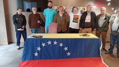 Lois P�rez Leira, en medio de la mesa, con camiseta blanca y el pu�o en alto
