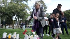 Cientos de personas rezan por Uribe en las puertas del hospital