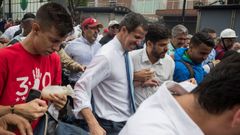 Juan Guaid� junto a otros manifestantes huyen de los gases lacrim�genos arrojados por la Polic�a Nacional Bolivariana para disolver la marcha convocada por la oposici�n