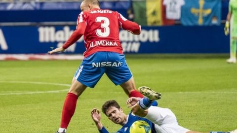 Vasyl Kravets pelea una pelota en el Oviedo-Sporting disputado en el Carlos Tartiere