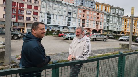 Jos� y Roberto, directivos de la asociaci�n vecinal reactivada en Lodeiro, una de las zonas m�s pobladas y transitadas de Viveiro