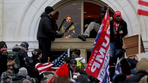 Una multitud de partidarios de Trump trepa por una ventana para entrar  en el Capitolio de  Estados Unidos el 6 de enero del 2021.  
