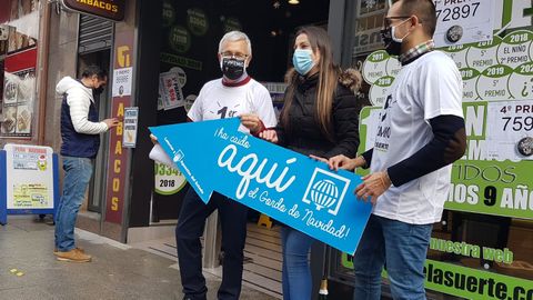 La alegra del lotero de O Porrio, que vendi parte del Gordo, de un cuarto premio y de un quinto. Gracias a todos nuestros vecinos. Estos premios son ms que nunca para ellos dicen Andrs y Benjamin Martnez, padre e hijo al frente del X de la Suerte de O Porrio