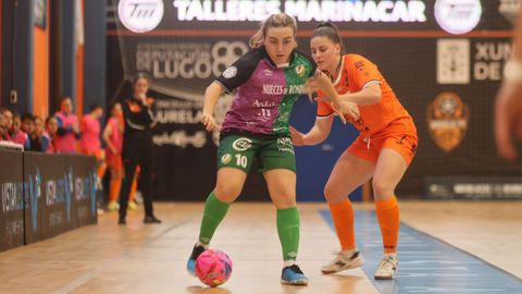 Alejandra controla la pelota ante la burelista Laura Barranco.