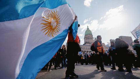  Una persona sostiene una bandera de Argentina durante una manifestacin este mircoles en Plaza Congreso, en Buenos Aires. 