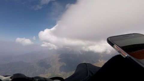 Vista de la montaa en India en la que se encuentra el parapentista asturiano