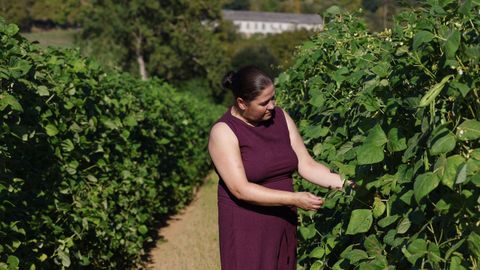 Isabel Vilalba posa con la producci�n de faba que tiene en Lourenz�
