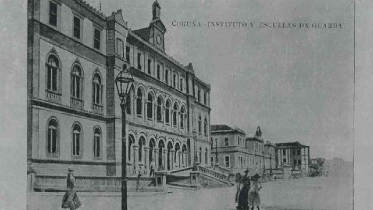 Salen a la luz las raras postales de aluminio que retrataron A Coruña a principios del siglo XX
