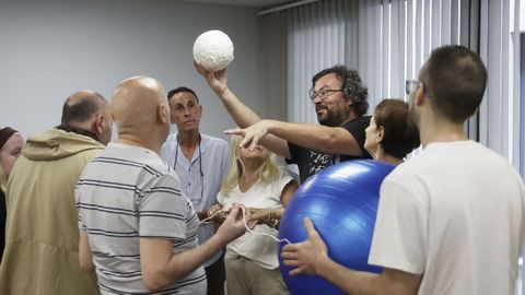 La pelota blanca representa la Luna y la azul, mucho m�s grande, el Sol.