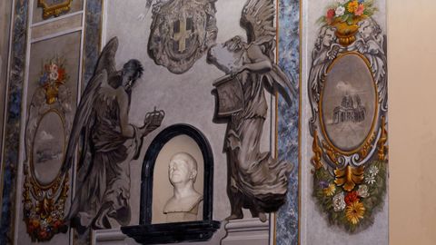 El �ngel al que se le pint� la cara de Meloni est� enfrente de otro.