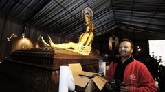 Ismael, junto al paso de La Piedad, disfruta con los preparativos y viendo las procesiones