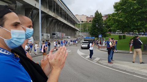 Aficionados del Real Oviedo en el Carlos Tartiere