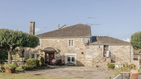 La Casa Rural O Cuco, situada en Friol, recibe a parejas y familias de diferentes lugares de España.