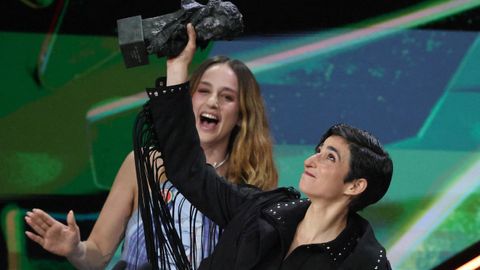 La actriz Alba Flores tras recibir el Goya a mejor canci�n original por �Flores para Antonio�.