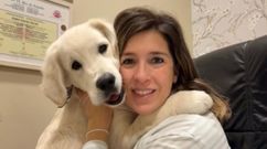Isabel Garc�a, con Bamb�, el perro que tiene en la cl�nica para hacer terapias con ni�os con TEA