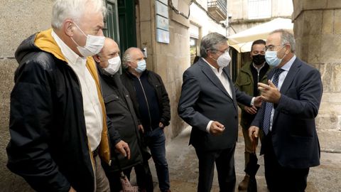 Bugallo saluda al presidente de la Federacin de Comercio, Jos Mara Seijas, antes del acto de presentacin