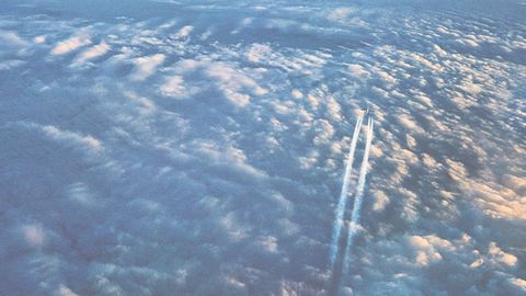 Un avi�n deja una estela de condensaci�n a su paso