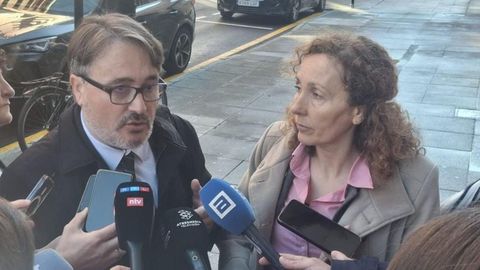 Los abogados de los padres acusados de encerrar a sus hijos en un chalet en Fitoria, Javier Mu�oz y Elena Gonz�lez atienen de alos medios de comunicaci�n a la entrada del juicio